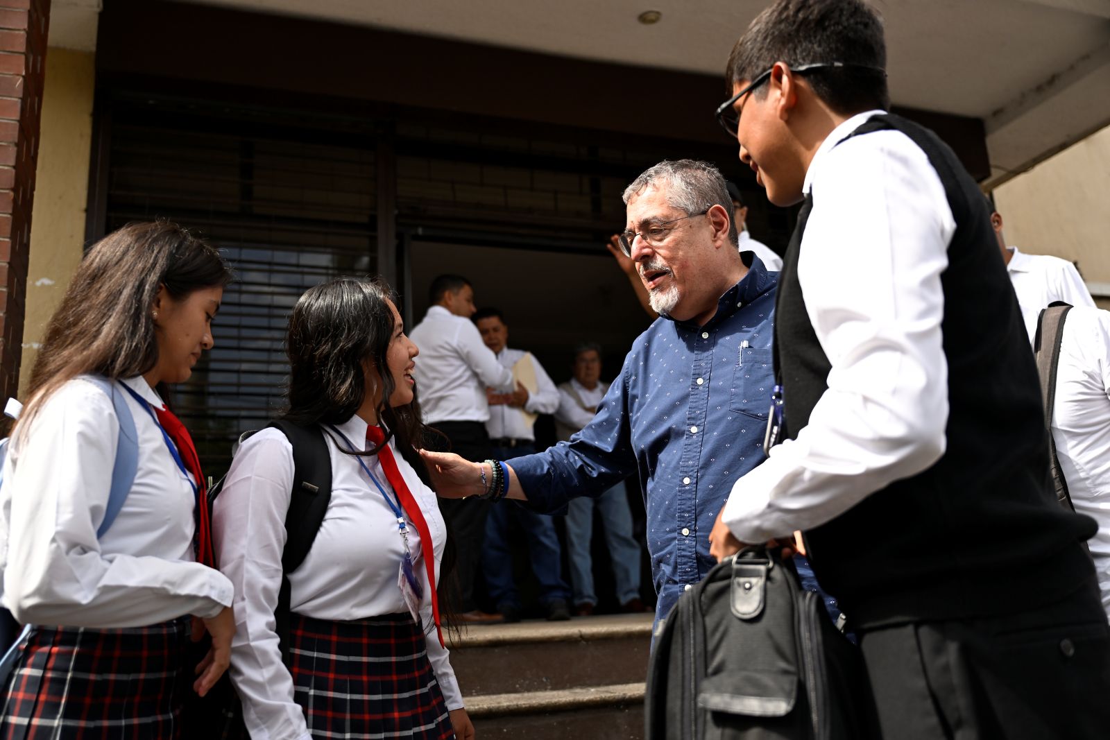 El presidente Bernardo Arévalo conversa con jóvenes de Santa Rosa sobre temas que inquietan a la juventud.