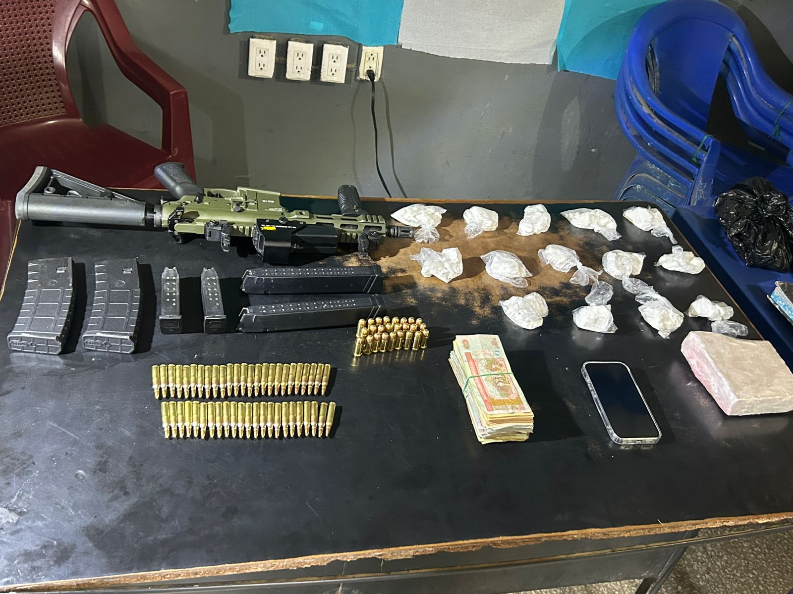 Armas, cocaína y otros objetos que se localizaron dentro de un vehículos.