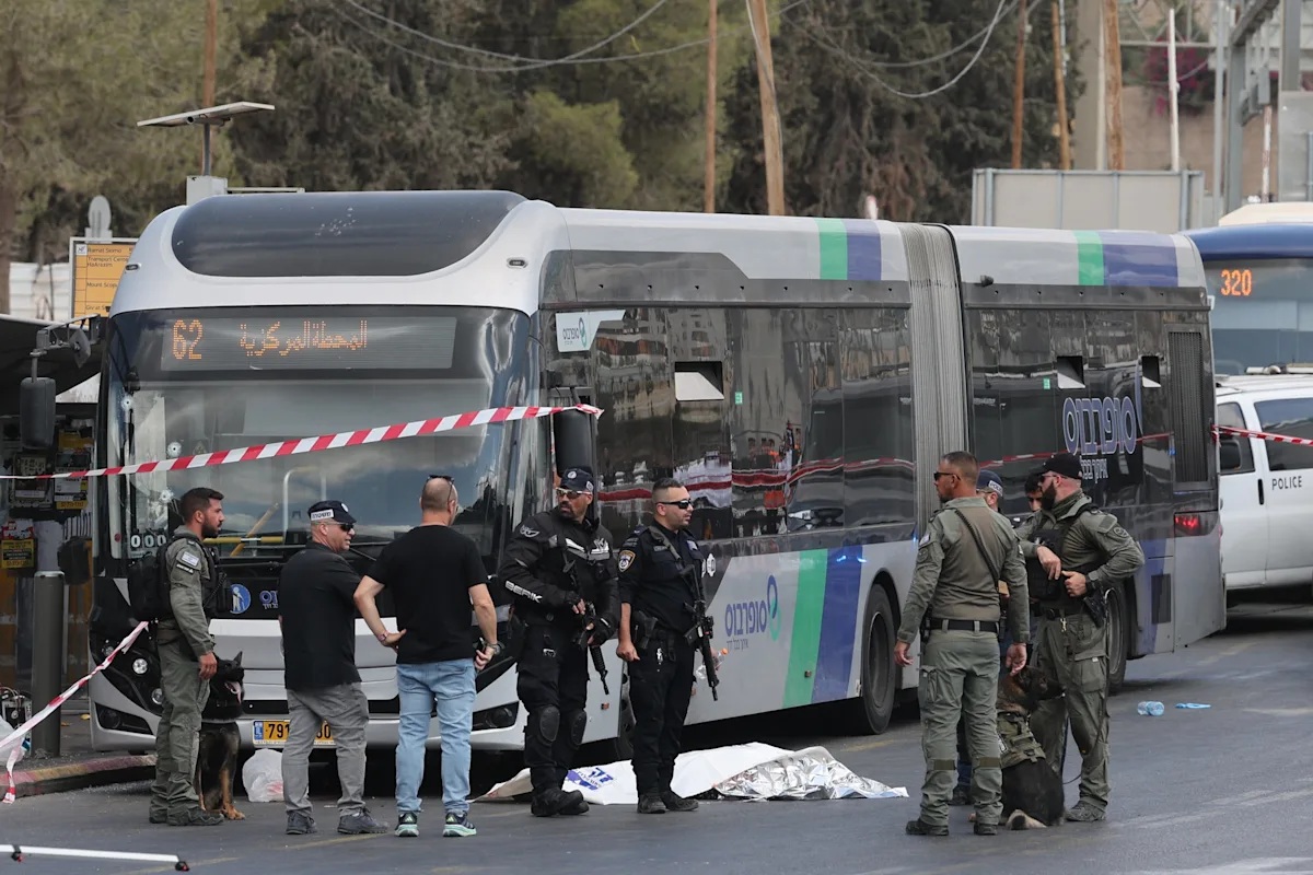 Solodados y policías examinan el lugar donde ocurrió el ataque en Jerusalén que dejó seis muertos 13 heridos.
