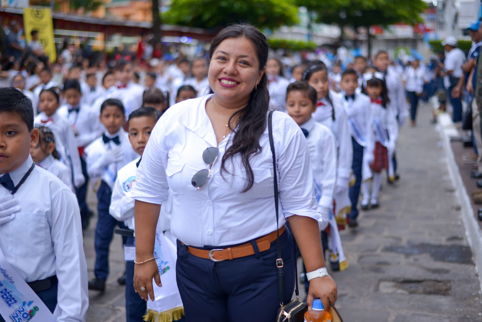 Una maestra participa junto a estudiantes en la cuarta caminata cívica en Retalhuleu.