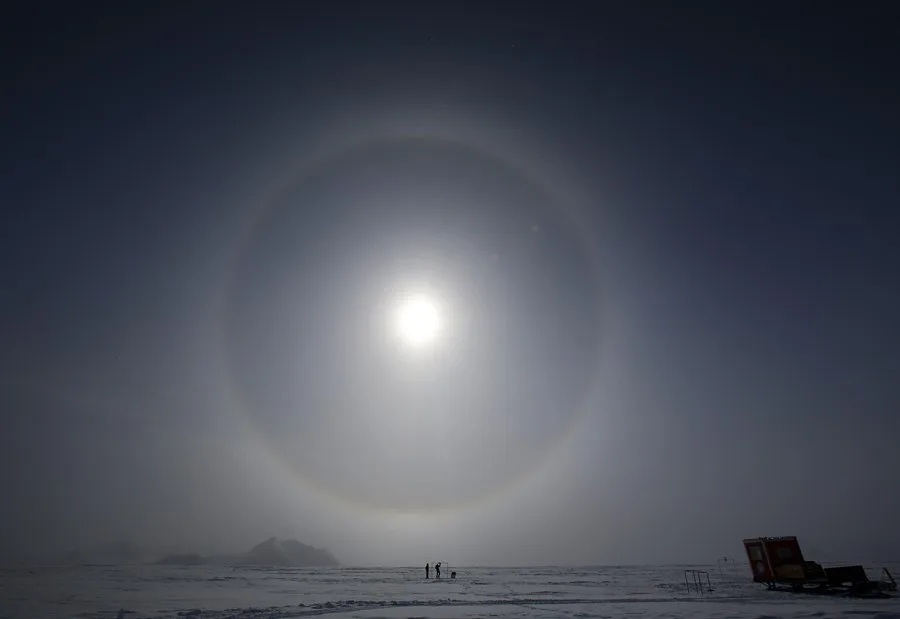 Capa de ozono Científicos miden la radiación solar en un campamento en la Antpartida.