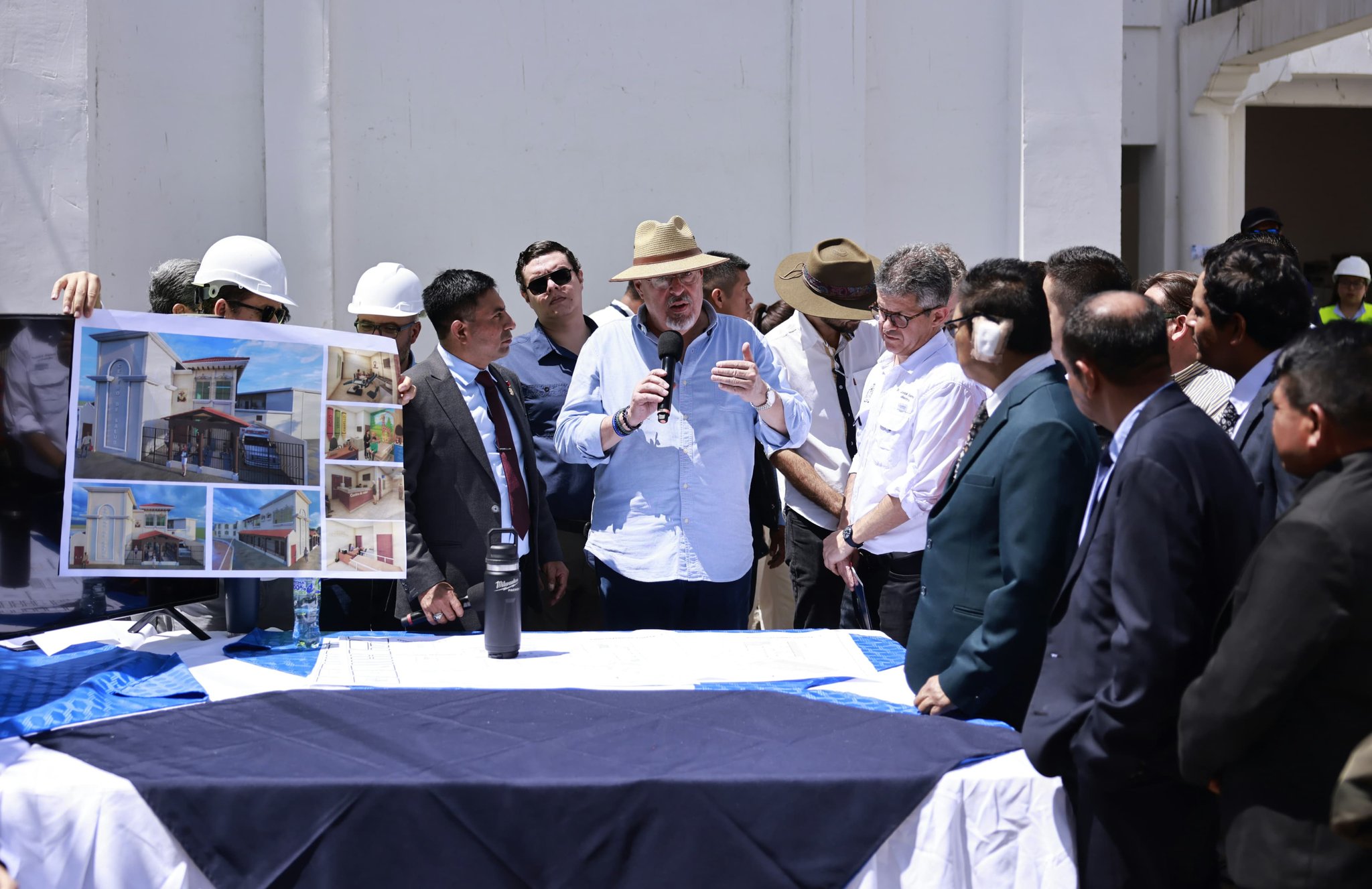 El presidente Bernardo Arévalo, durante la supervisión del centro de salud que se construye en San Miguel Dueñas, Sacatepéquez.