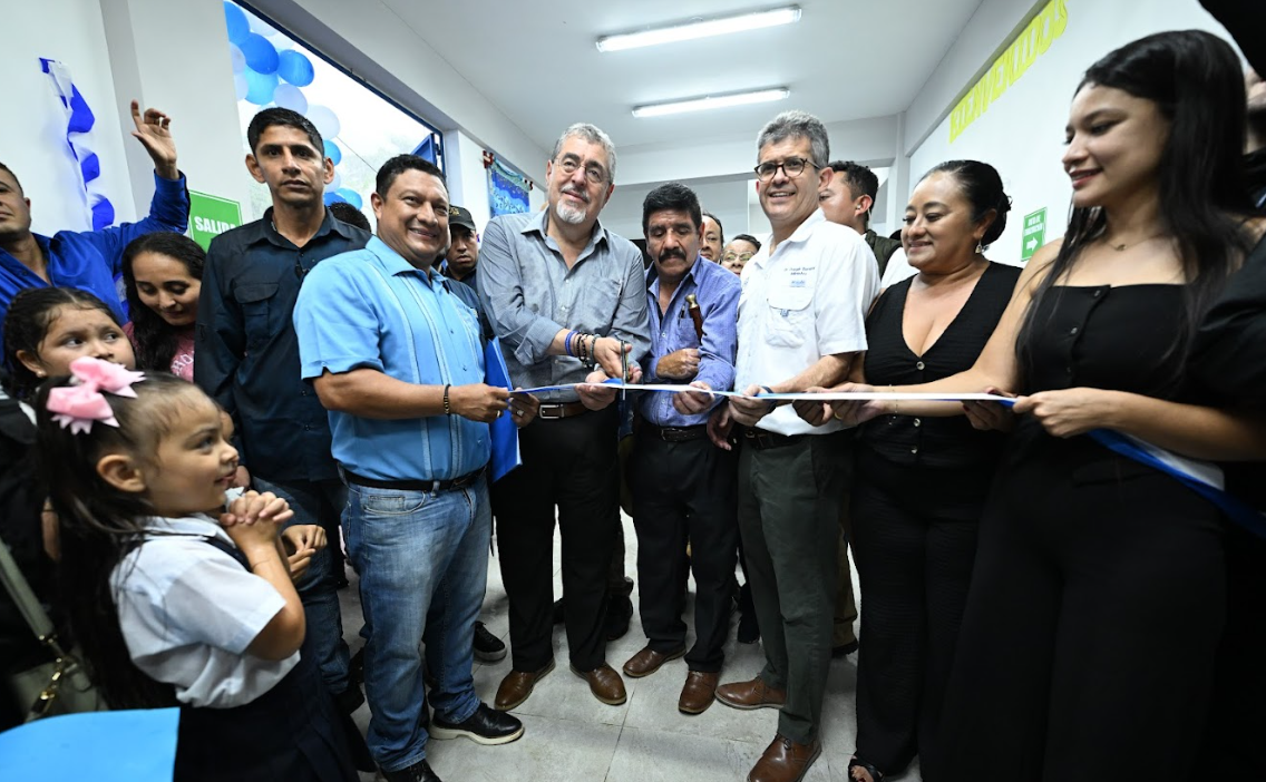 Presidente Bernardo Arévalo participa en la inauguración del centro de Salud en la aldea El Rodeo, Nueva Santa Rosa. (Foto: Byron de la Cruz)