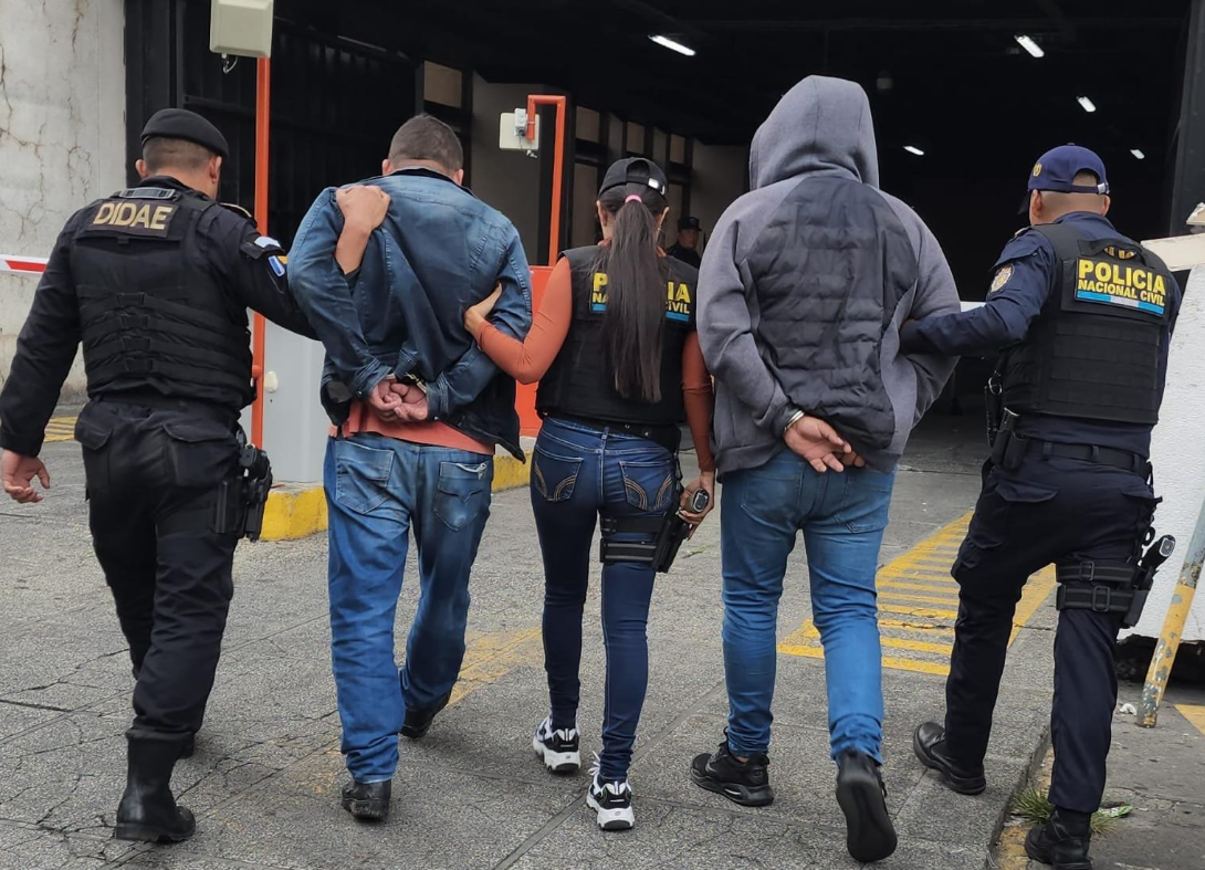 Las diligencias tuvieron como resultado la captura de tres personas vinculadas con una estructura dedicada a préstamos ilegales. / Foto: PNC.