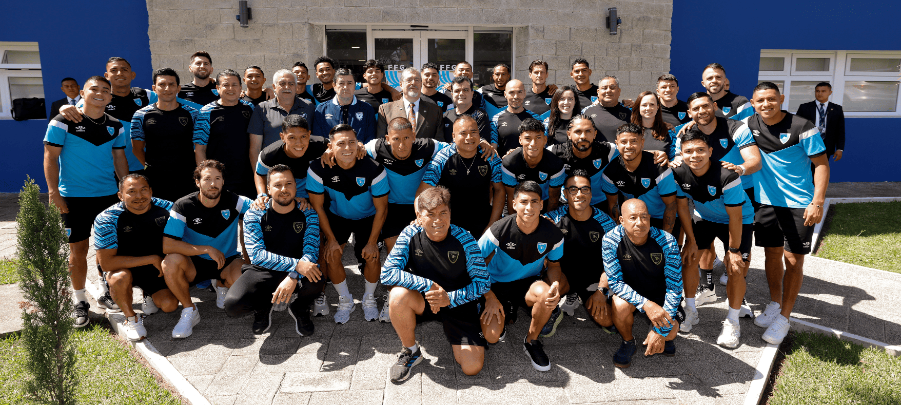 Guatemala vs. El Salvador: presidente Bernardo Arévalo visita a la selección nacional