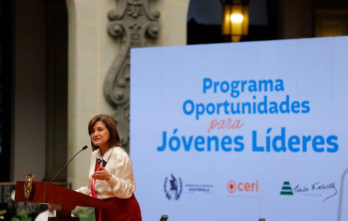 La vicepresidenta Karin Herrera encabezó la clausura de la primera cohorte del programa Oportunidades para Jóvenes Líderes. / Foto: Gilber García