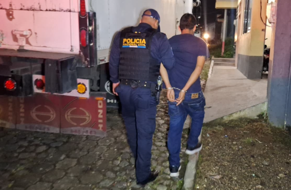 El detenido fue identificado como Marvin René Oliva, de 29 años, alias Tontín. / Foto: PNC