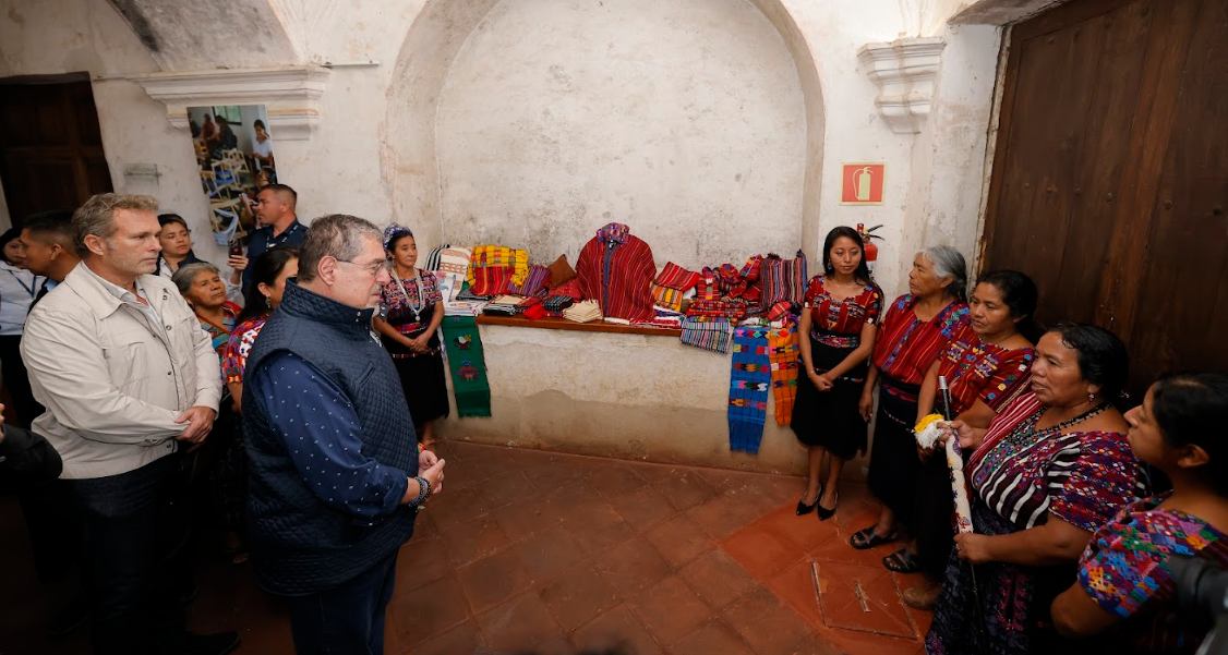 Presidente recorre exposición de tejedoras en Antigua Guatemala