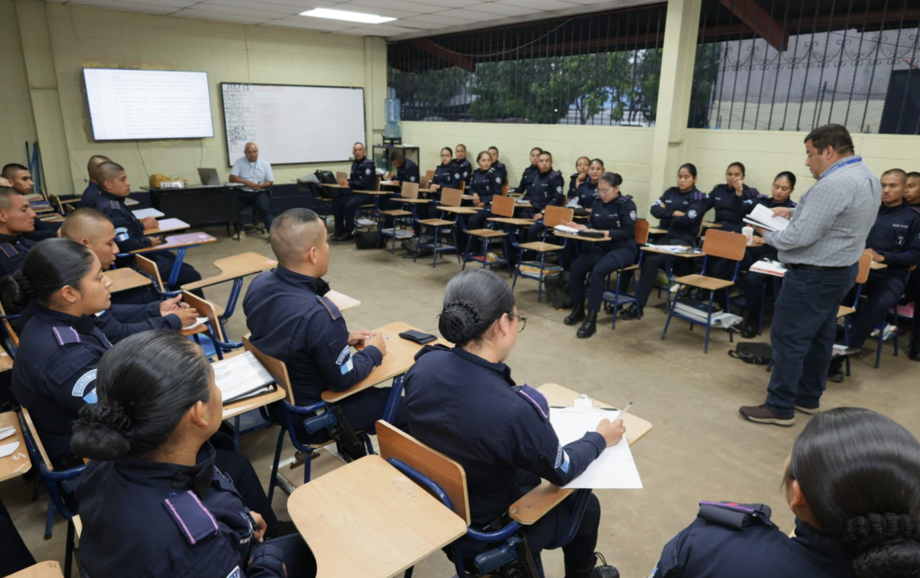 PNC capacita a policías alumnos en perspectiva de género