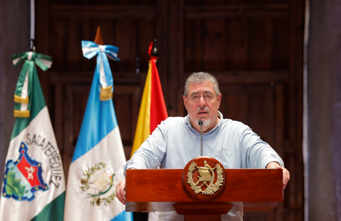 Presidente Bernardo Arévalo aclara que el gobierno no ha establecido una cifra para el salario mínimo. (Foto: Gilber García)