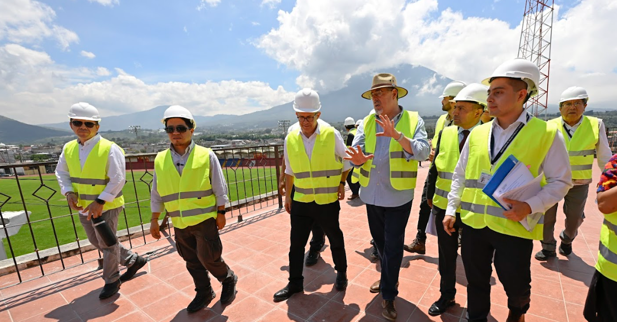 Presidente supervisa construcción de centro de Salud. / Foto: Álvaro Interiano.