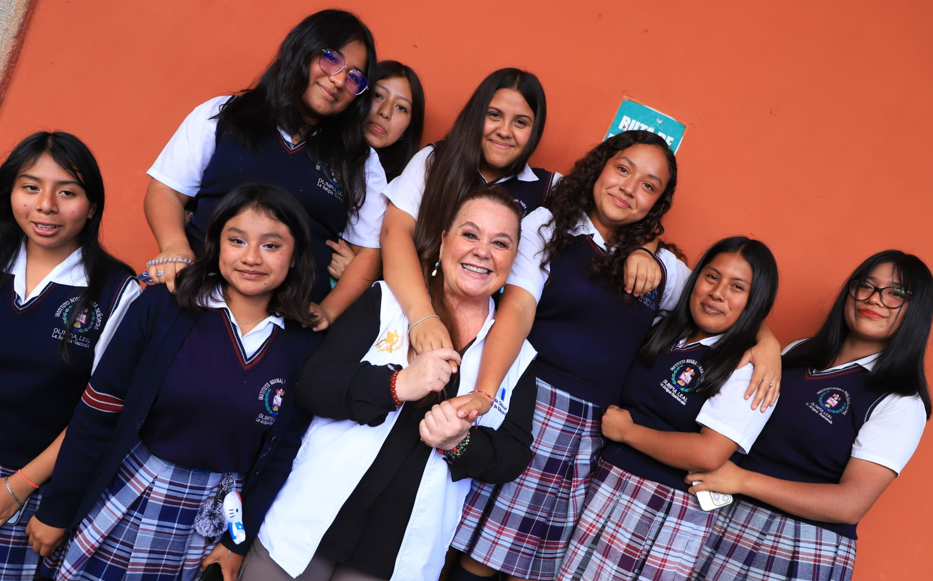 Ministra de Educación supervisa acciones en favor de estudiantes del Instituto Olimpia Leal, en Antigua Guatemala