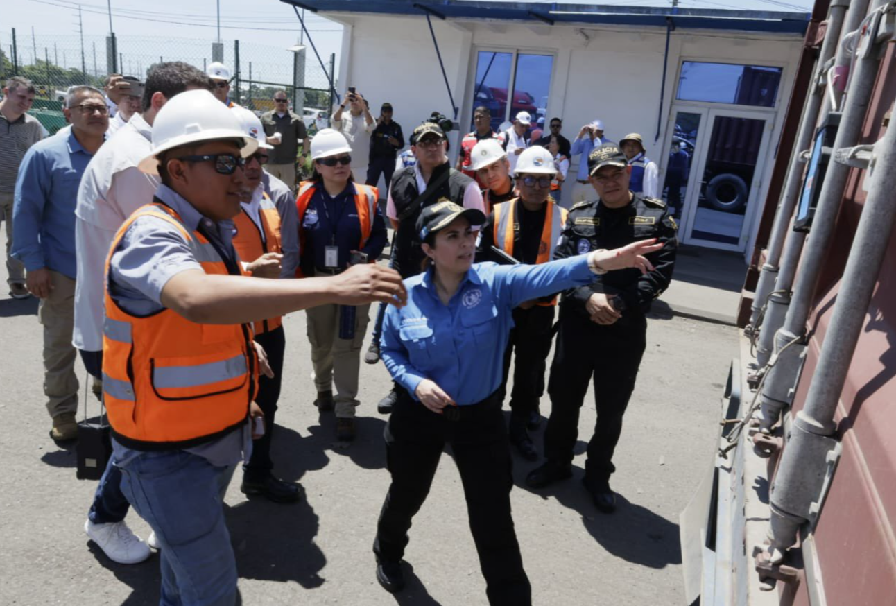 La viceministra fue recibida por representantes de la portuaria, con quienes recorrió distintas áreas donde la PNC desempeña su labor en puerto Quetzal. / Foto: Mingob.