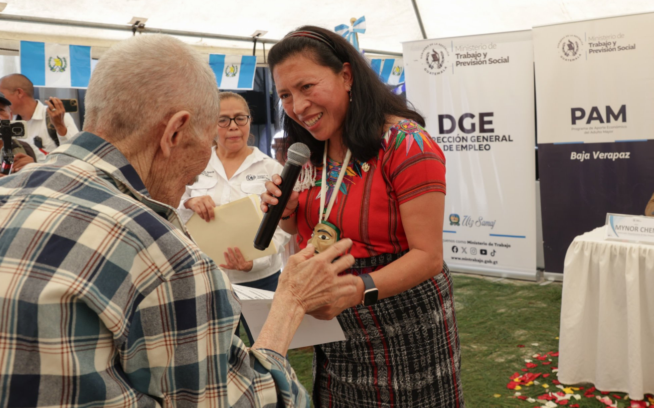 Ministra de Trabajo notifica a más de 230 adultos mayores de Baja Verapaz sobre su integración al PAM