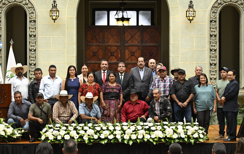Inab hace entrega simbólica del sexto pago de incentivos forestales del año a 17 mil familias