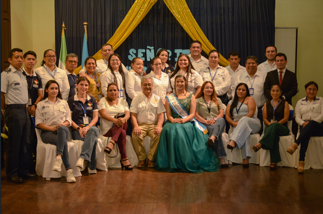 Coronan a Andrea Alejos como Señorita Independencia 2025-2026 en Retalhuleu. / Foto: Gobernación Departamental de Retalhuleu.