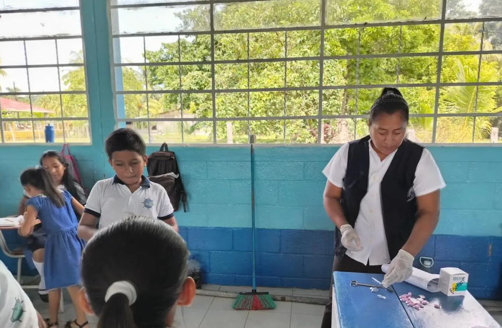 Estudiantes de Puerto Barrios reciben jornada de vacunación y desparasitación. (Foto: MSPAS)