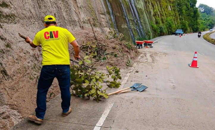 Covial atiende derrumbe en el libramiento de Barberena./Foto: CIV.