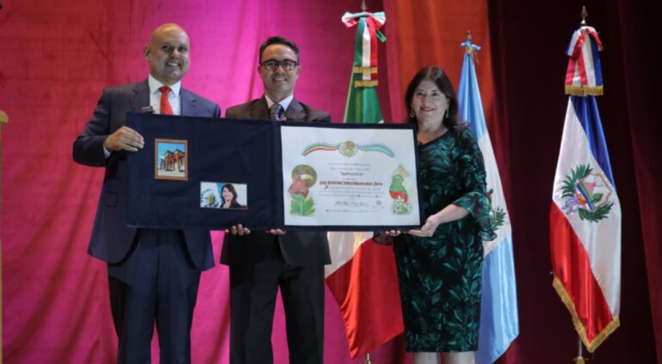 Consulado mexicano reconoce a ministra Grazioso con el premio Águila y Quetzal. / Foto: MCD.