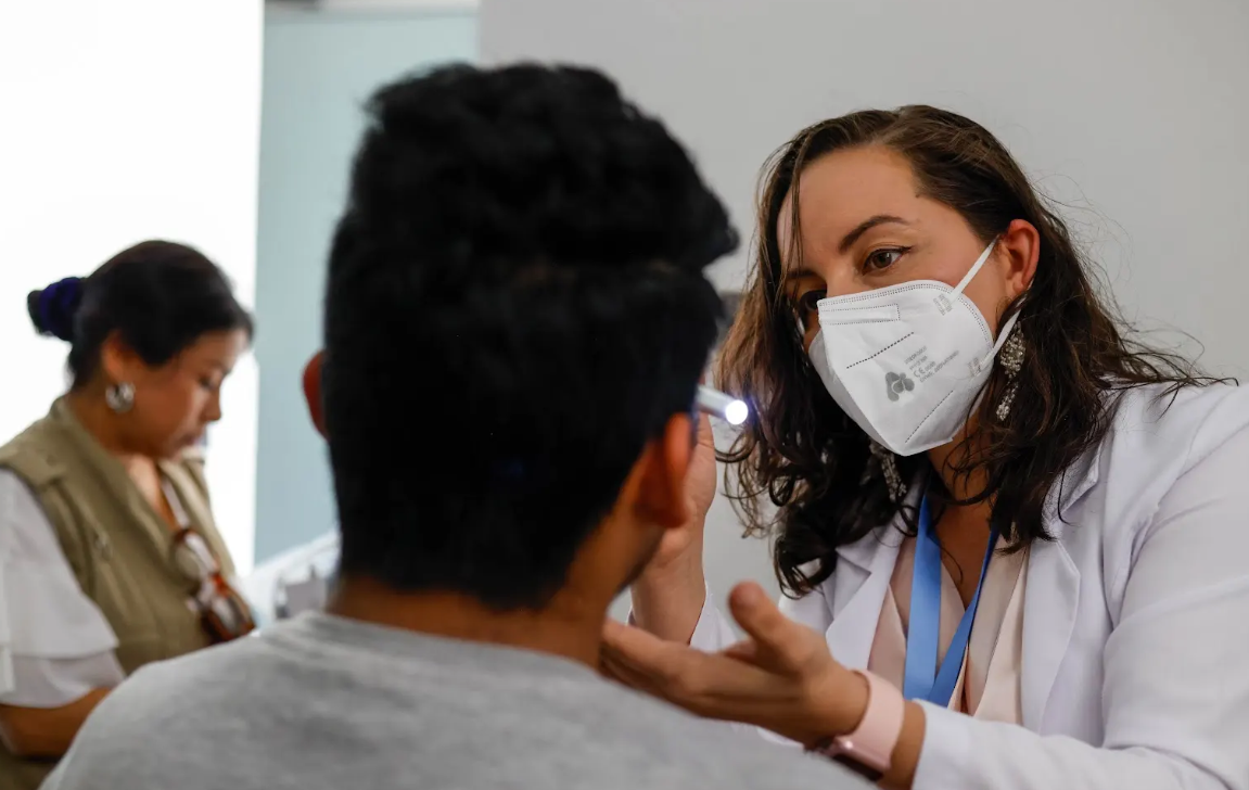 Ministerio de Salud brinda atención a las personas migrantes que regresan al país y visitan el CAR. (Foto: MSPAS)