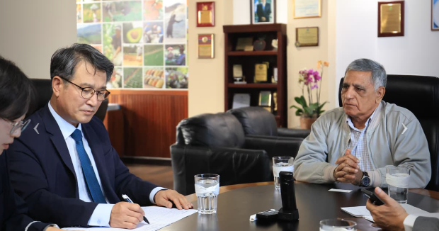 Durante el encuentro, los participantes analizaron estrategias orientadas a la investigación y producción de cultivos estratégicos. / Foto: MAGA