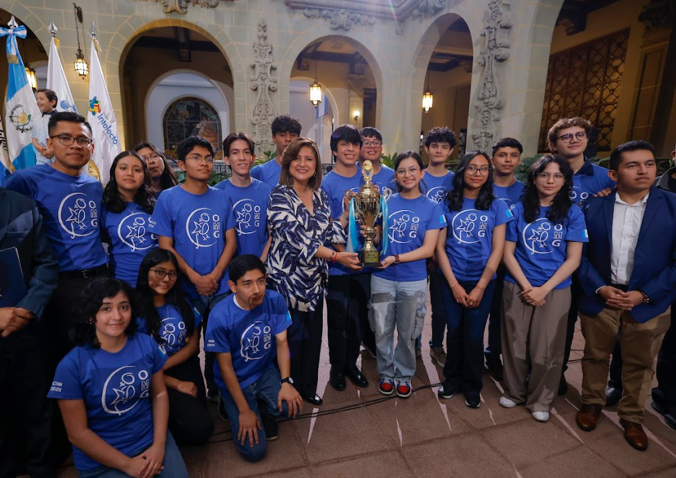 Vicepresidenta Karin Herrera juramenta a jóvenes seleccionados de robótica y matemática. (Foto: Gilbert García)