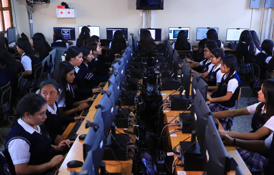 Ministra de Educación comparte cómo la tecnología avanza en los institutos