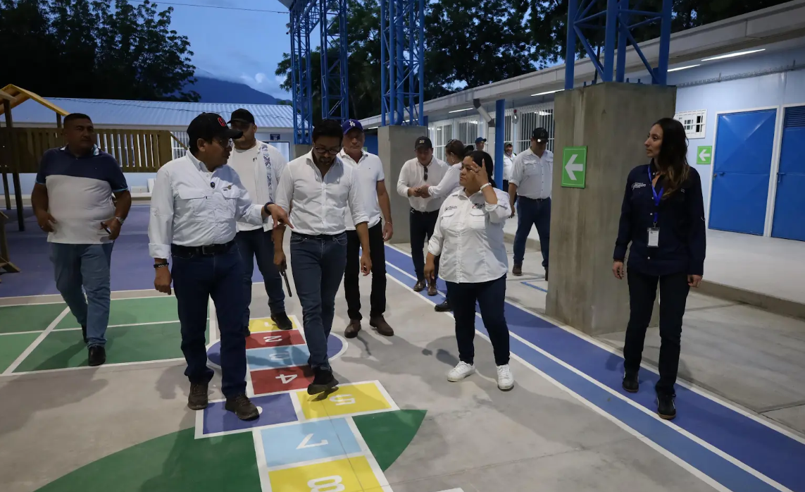 El Ministro de Comunicaciones supervisó proyectos escolares en Zacapa. (Foto: CIV)