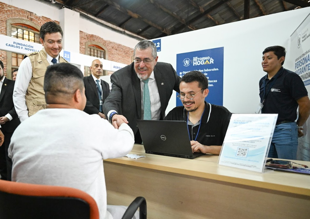 Presidente Bernardo Arévalo supervisa las atenciones a retornados en el CAR