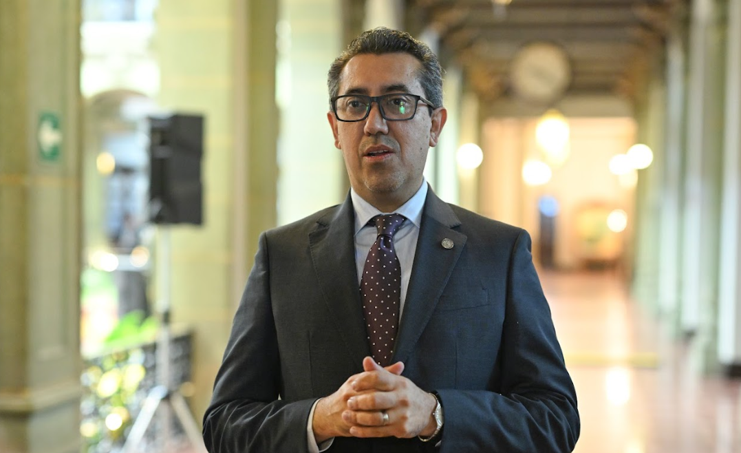Ministro de Finanzas Públicas, Jonathan Menkos, señala las metas proyectadas en la devolución de impuestos. / Foto: Byron de la Cruz.