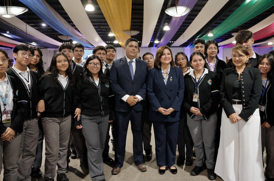 Presidenta en funciones participó en la inauguración de la Feria Nacional de Becas. (Foto: Analí Camey)
