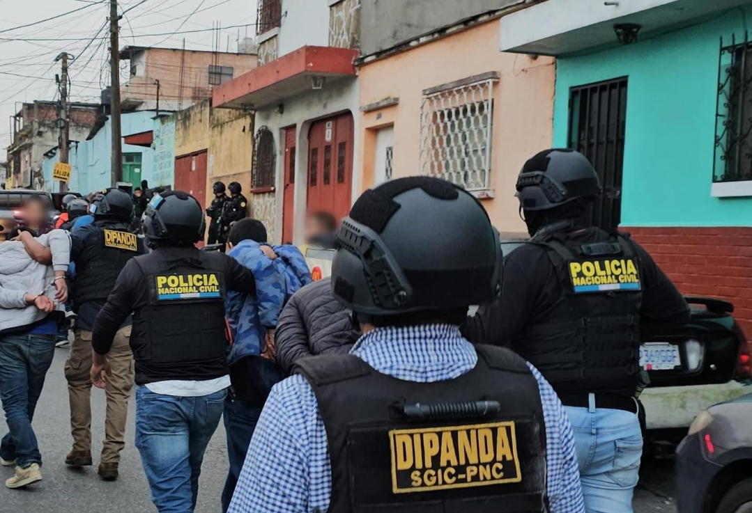 Durante la operación se reportó la captura de 14 personas en flagrancia, tres menores de edad fueron conducidos. / Foto: PNC