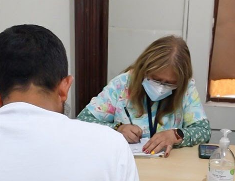 Labor de la doctora Ruiz, del CAR, consiste en brindar atención y hacer que el retornado se sienta bienvenido