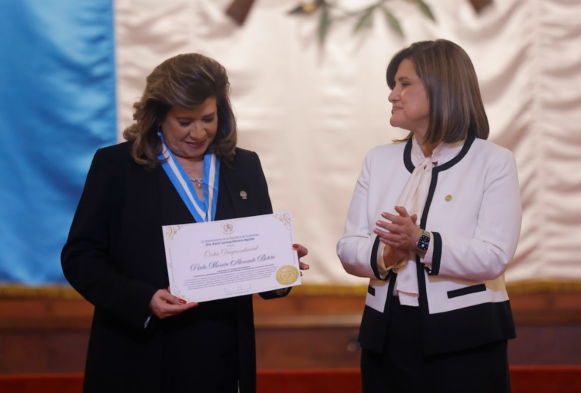 Presidenta en funciones reconoce con la Orden Vicepresidencial a químicas farmacéuticas. (Foto: Gilbert García)