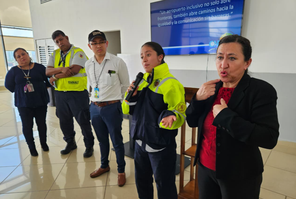 Personal del AILA se capacita en lengua de señas./Foto: DGAC.