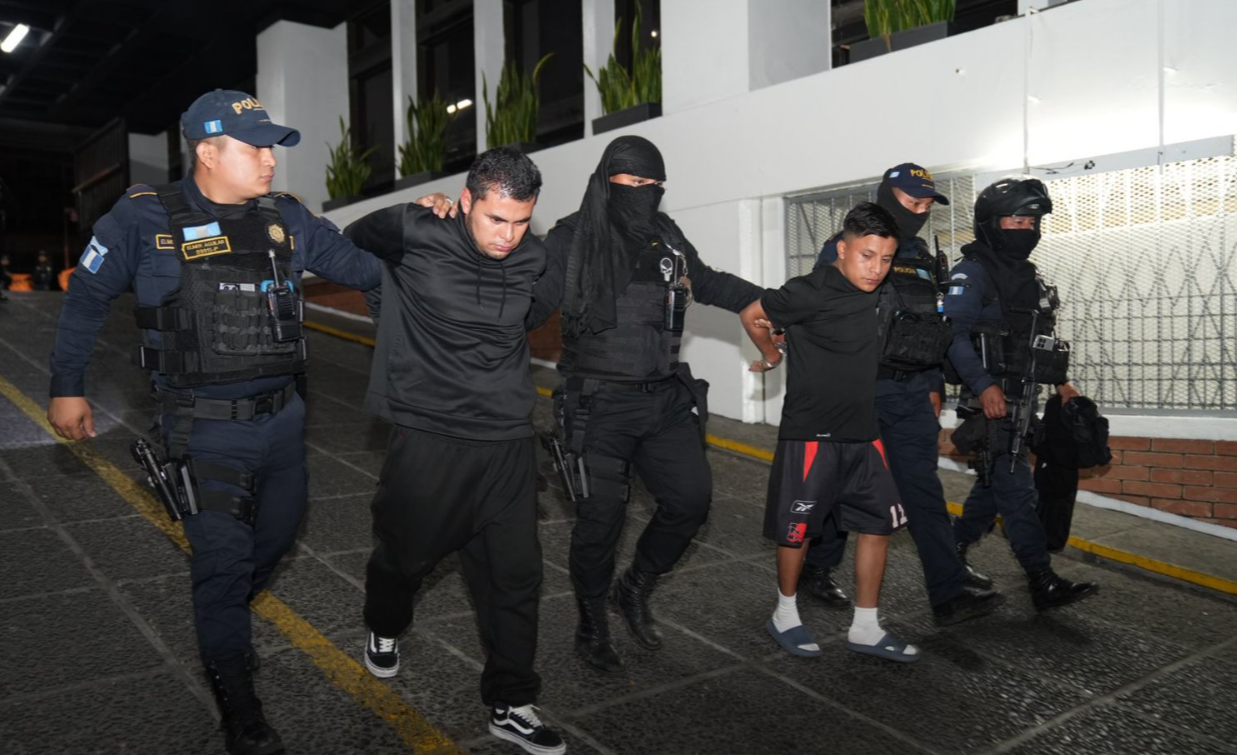 PNC detiene a dos pandilleros armados con una subametralladora en el barrio El Gallito