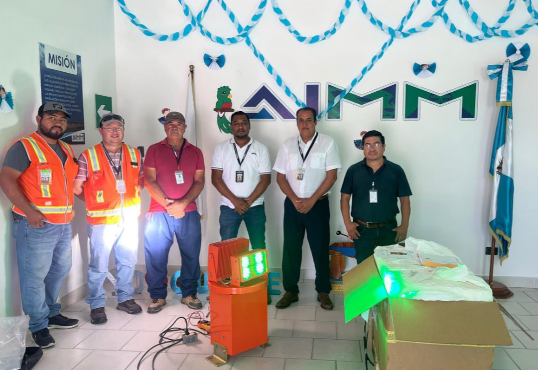DGAC entregó faro giratorio en el Aeropuerto Mundo Maya./DGAC.