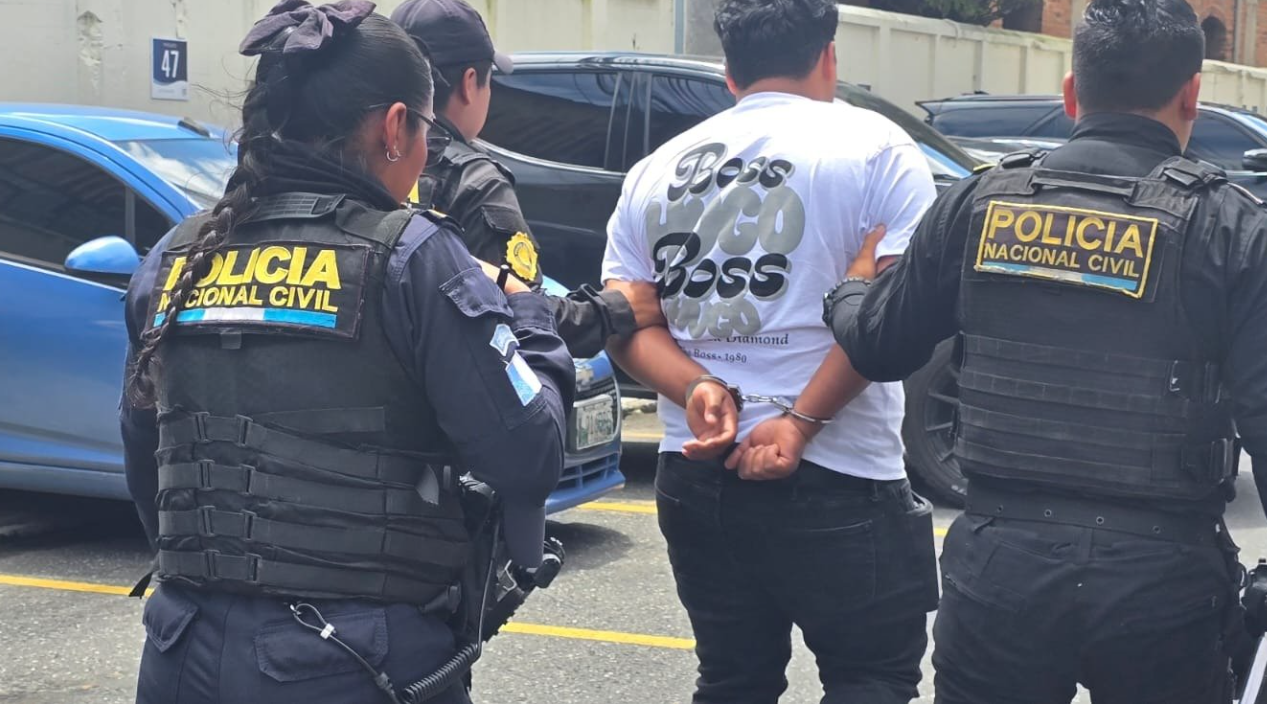 Los detenidos fueron identificados como Kevin Eduardo González Cante, de 23 años, y Cristian Estuardo González Cante, de 21, quienes son hermanos. / Foto: PNC