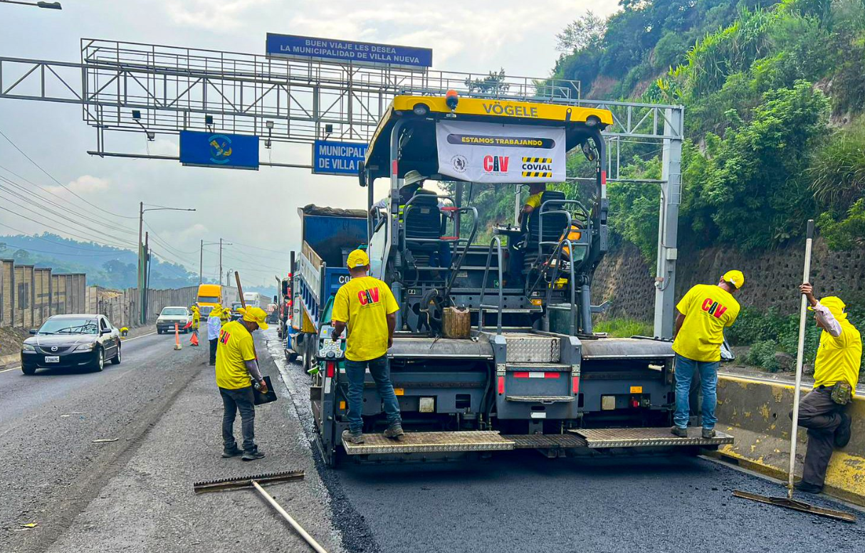 Covial lleva a cabo trabajos de bacheo y rehabilitación vial en la ruta hacia el Pacífico y a El Salvador. / Foto: CIV.