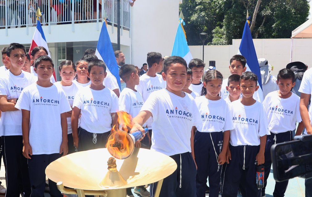 El pueblo de Ahuachapán recibió la Antorcha Centroamericana de la Paz y la Libertad
