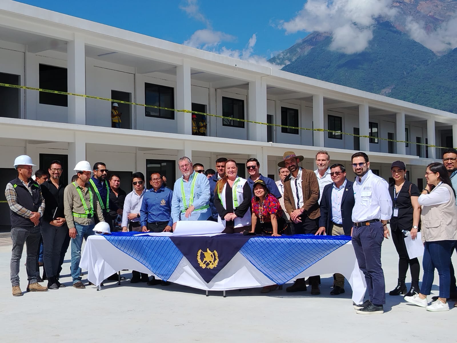 Presidente supervisa construcción de la Escuela Primaria Santa Isabel, en San Juan Alotenango