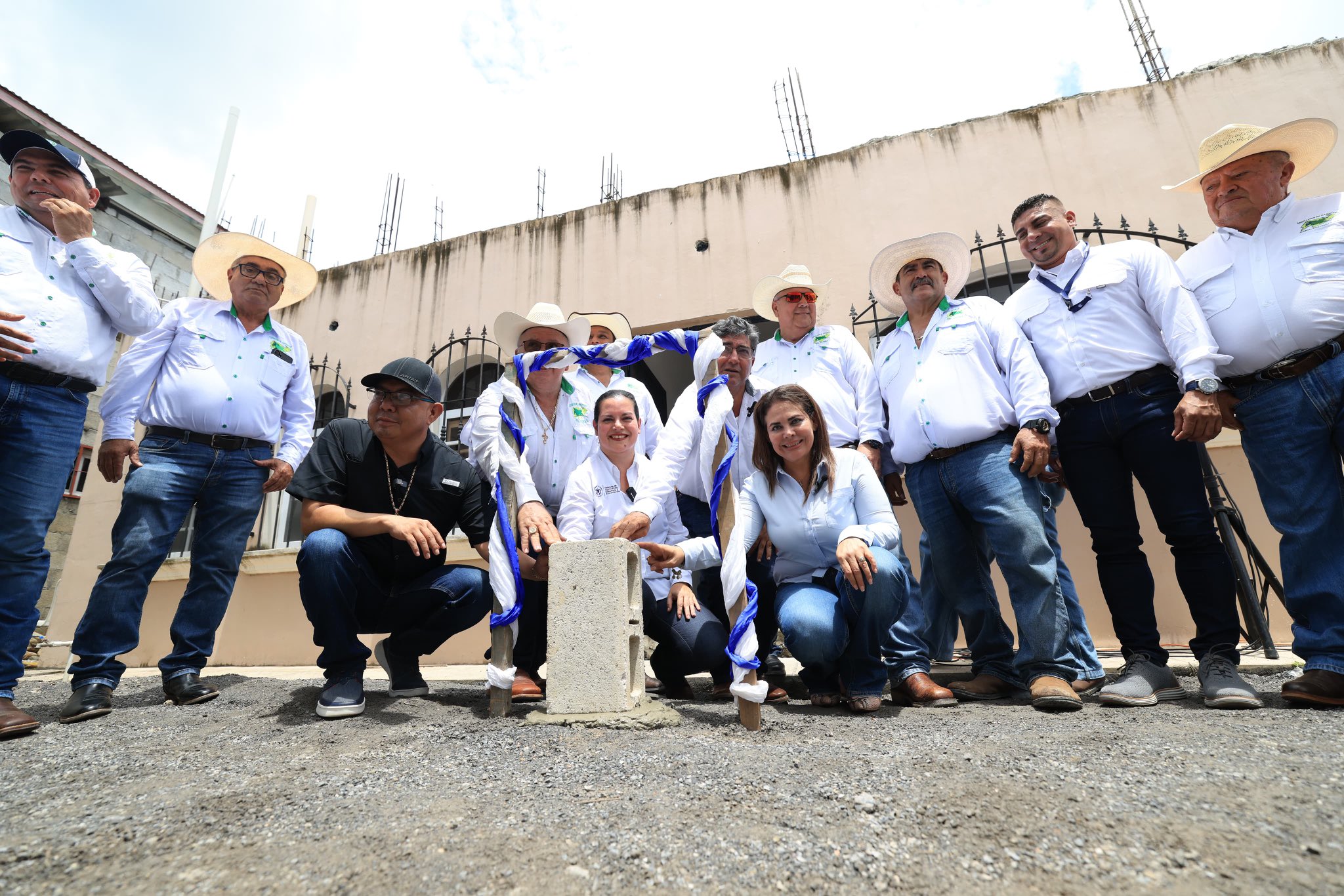Colocan primera piedra de Laboratorio de Sanidad Animal en Izabal. / Foto: MAGA.