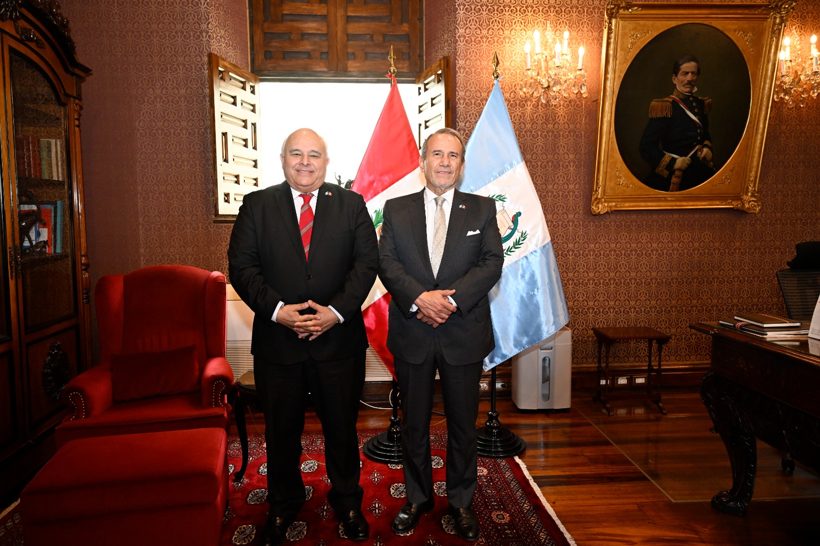 Guatemala y Perú abordan asuntos bilaterales