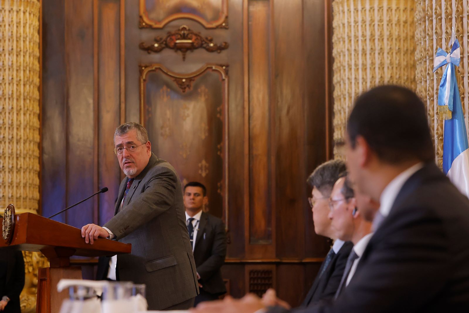 El presidente Bernardo Arévalo, durante el acto en el que recibió el Plan Maestro de Movilidad para el área metropolitana.