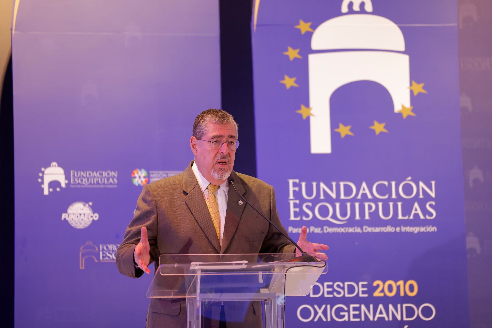 El presidente Bernardo Arévalo destaca la importancia de defender la democracia durante su participación en el Foro de Esquipulas.