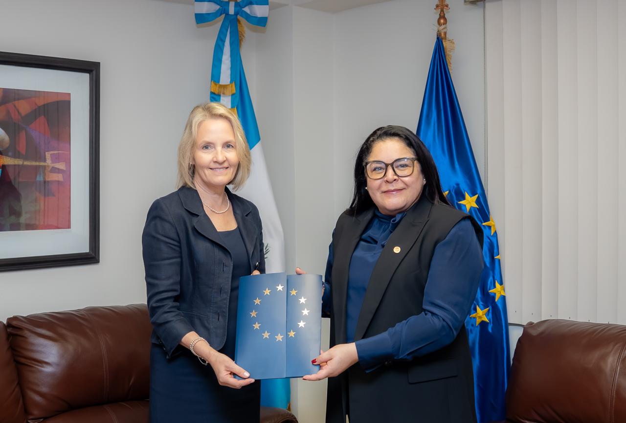 Jefa de la Delegación de la Unión Europea presenta copias de estilo en Guatemala