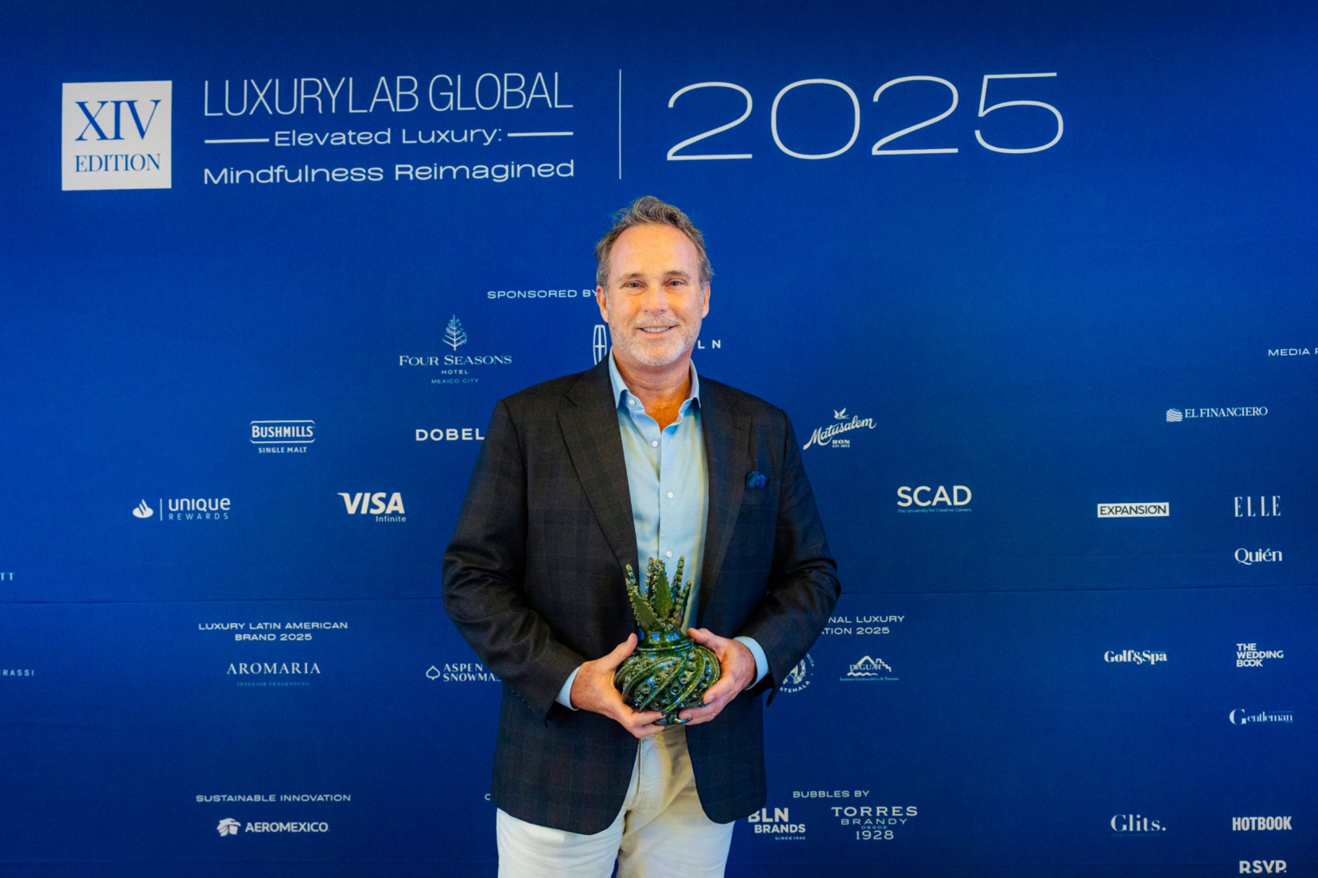 El director del Inguat, Harris Whitbeck, recibió el galardón que distingue a Guatemala como Destino Internacional de Lujo 2025.