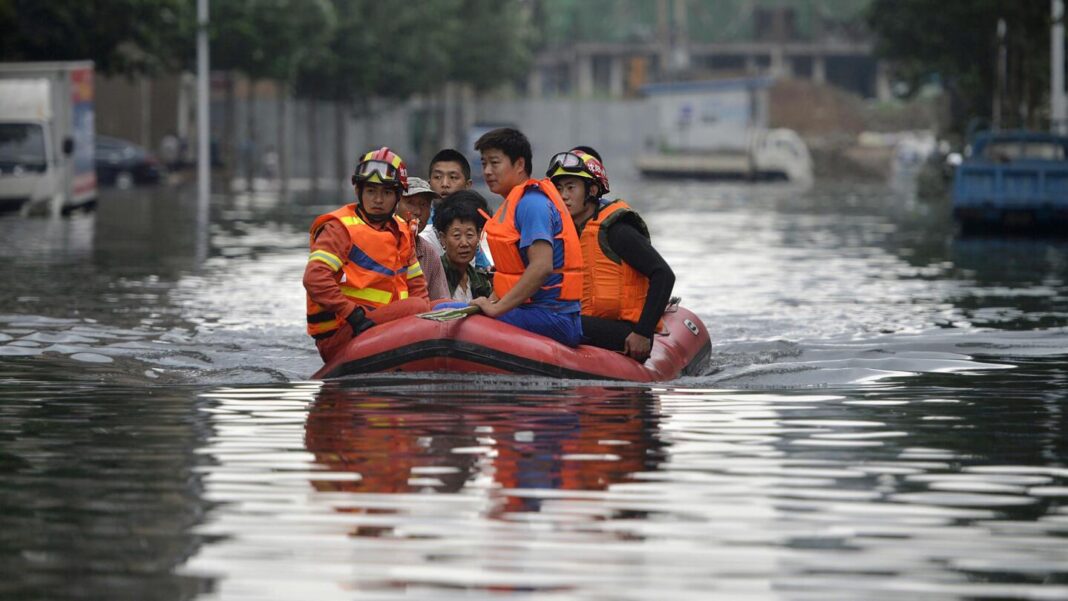 Socorristas rescatan a personas que quedaron atrapadas por inundaciones en el este de Taiwán.