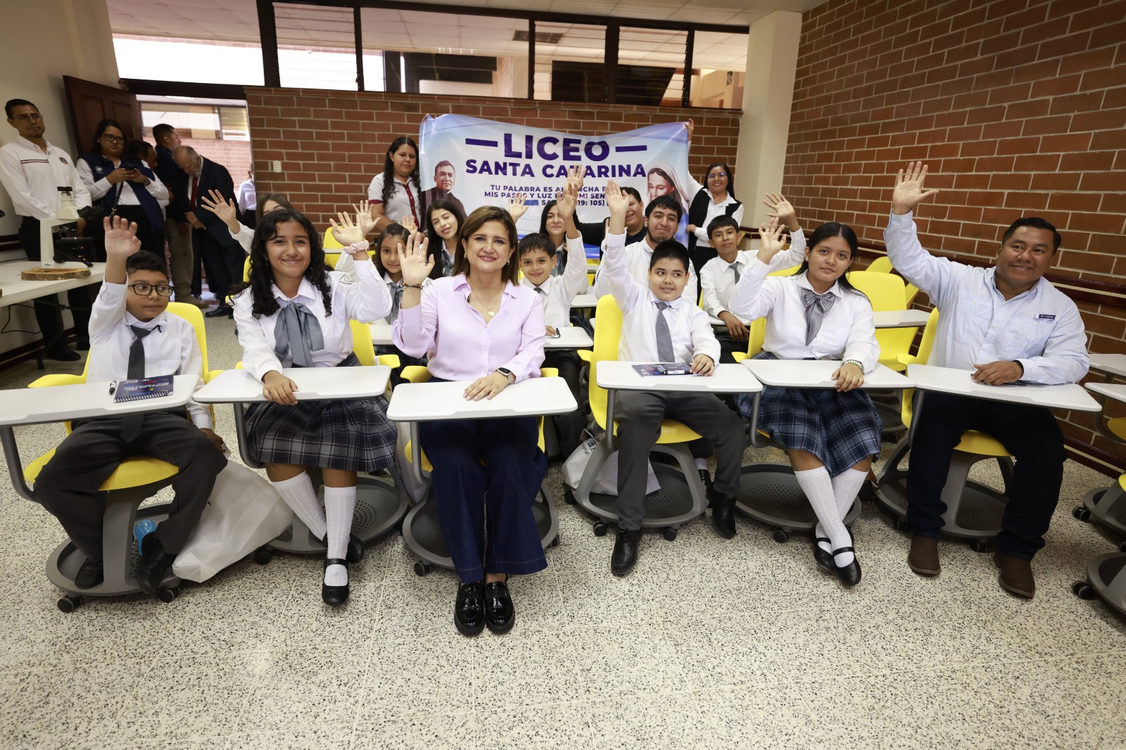 La presidenta en funciones, Karin Herrera, convive con jóvenes durante la inauguración de Clubes de Ciencia en Jutiapa. /Foto: Dickéns Zamora
