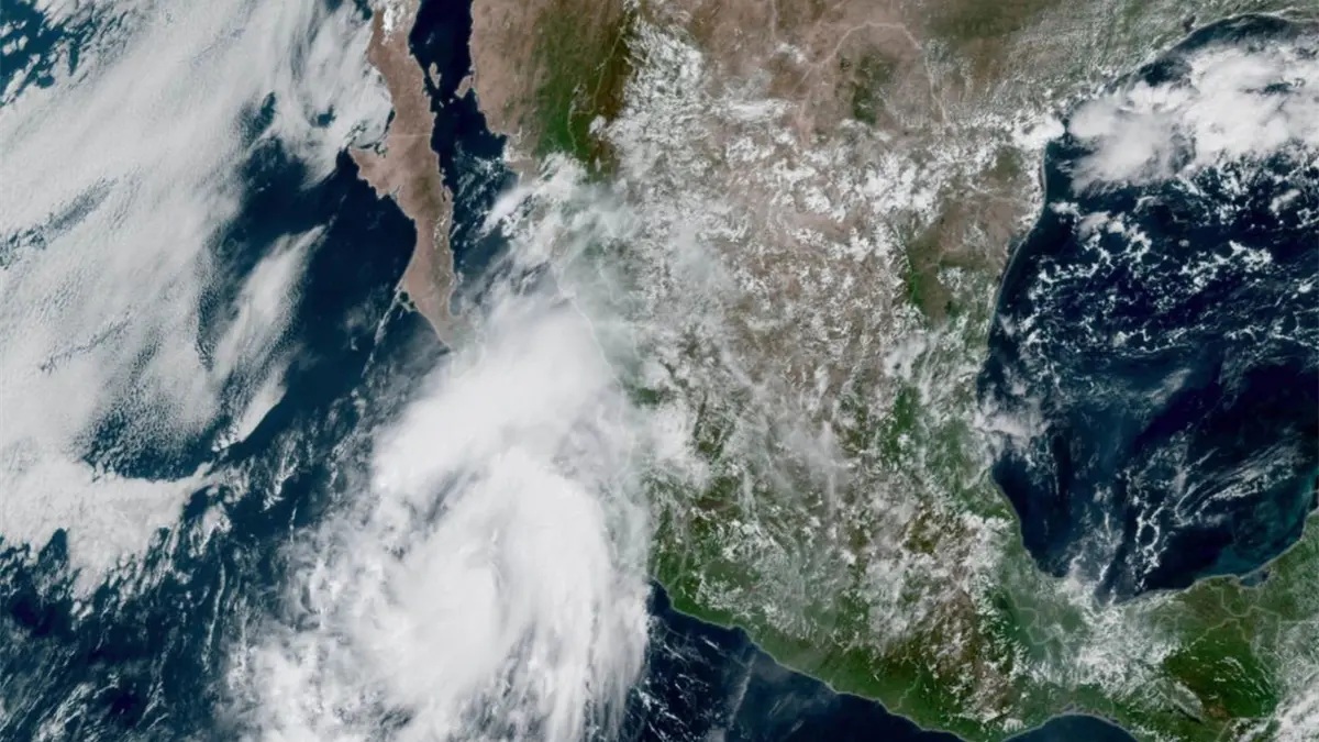 Lorena se fortalece a huracán de categoría 1 en el noreste del Pacífico mexicano.